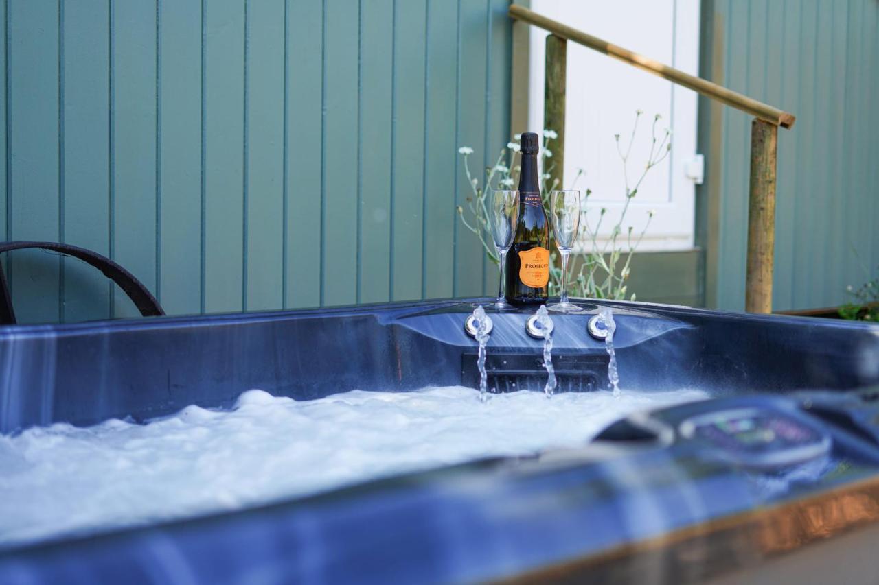 The Laburnum Retreat Shepherd Hut Private Hot Tub Upper Hulme Exterior foto