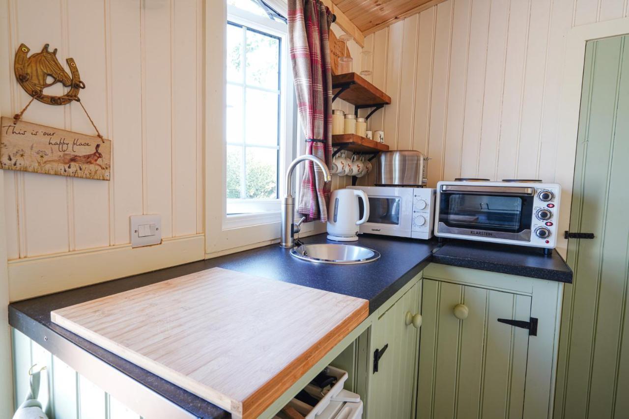 The Laburnum Retreat Shepherd Hut Private Hot Tub Upper Hulme Exterior foto